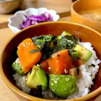 Snapdishの料理写真:サーモンとアボカドのポキ丼🥑紫キャベツのナムル|ゆずさん