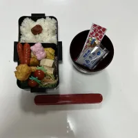 Snapdishの料理写真:パパ弁☆葱入り卵焼き☆鮭☆高野豆腐☆胡麻和え☆プチトマト☆ブロッコリー☆チキンナゲット☆かまぼこ☆赤ウインナー☆みそ汁|Saharaさん