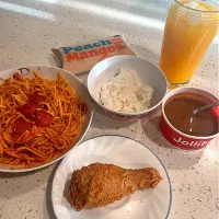 Snapdishの料理写真:Jollibee - jollyspaghetti, chickenjoy, & gravy , peach mango pie for dessert🍑🥭🥧|🌺IAnneさん