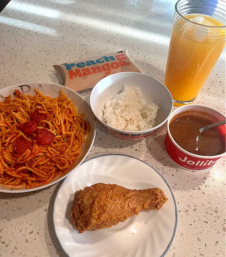 Jollibee - jollyspaghetti, chickenjoy, & gravy , peach mango pie for dessert🍑🥭🥧|🌺IAnneさん