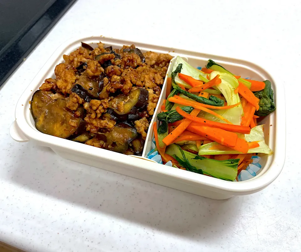 Snapdishの料理写真:11/5 自分弁当⁂ナスととりのピリ辛味噌そぼろ丼弁当|ゆさん