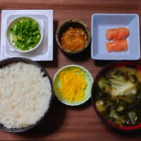 Snapdishの料理写真:今日の朝ごはん（新米・高知県産こしひかりに辛子明太子、柚子こしょうなめ茸、納豆、キャベツとわかめのみそ汁、たくあん）|Mars＠釜飯作り研究中さん