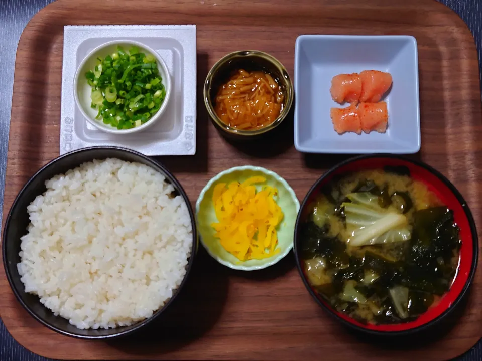 今日の朝ごはん（新米・高知県産こしひかりに辛子明太子、柚子こしょうなめ茸、納豆、キャベツとわかめのみそ汁、たくあん）|Mars＠釜飯作り研究中さん