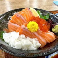 Snapdishの料理写真:サーモンいくら親子丼🐟| buhizouさん