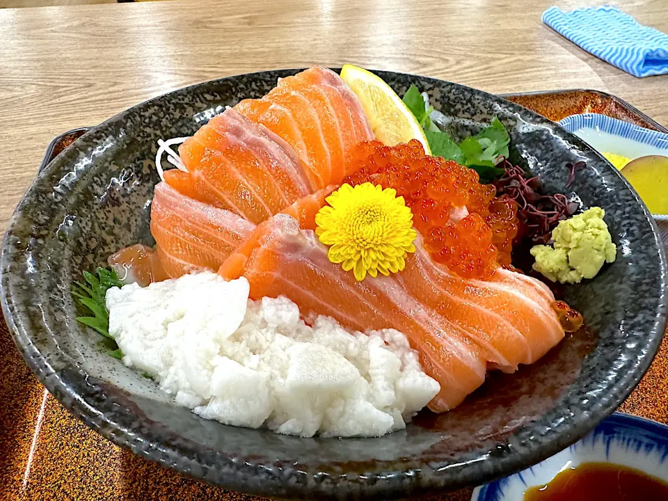 サーモンいくら親子丼🐟|buhizouさん