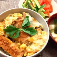 Snapdishの料理写真:サンデーディナーはカツ丼。|kossyossさん