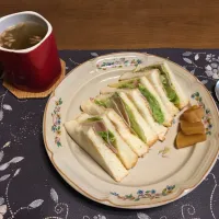 Snapdishの料理写真:トーストサンドイッチ、沢庵、ワカメ＆揚げ玉ねぎ入りタマネギスープ(朝ご飯)|enarinさん