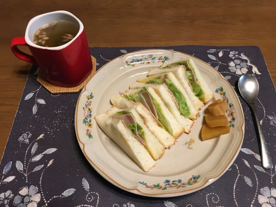 Snapdishの料理写真:トーストサンドイッチ、沢庵、ワカメ＆揚げ玉ねぎ入りタマネギスープ(朝ご飯)|enarinさん