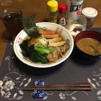 Snapdishの料理写真:特製ラーメン、豚汁、りんご＆カシスジャム入りヨーグルト、麦茶(昼飯)|enarinさん