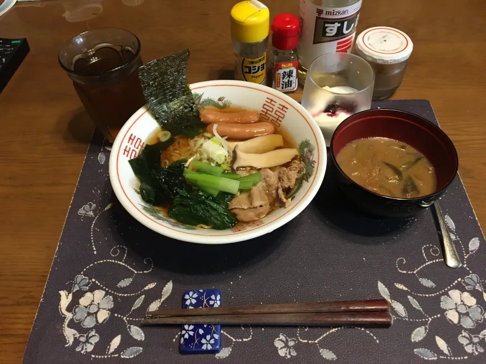 Snapdishの料理写真:特製ラーメン、豚汁、りんご＆カシスジャム入りヨーグルト、麦茶(昼飯)|enarinさん