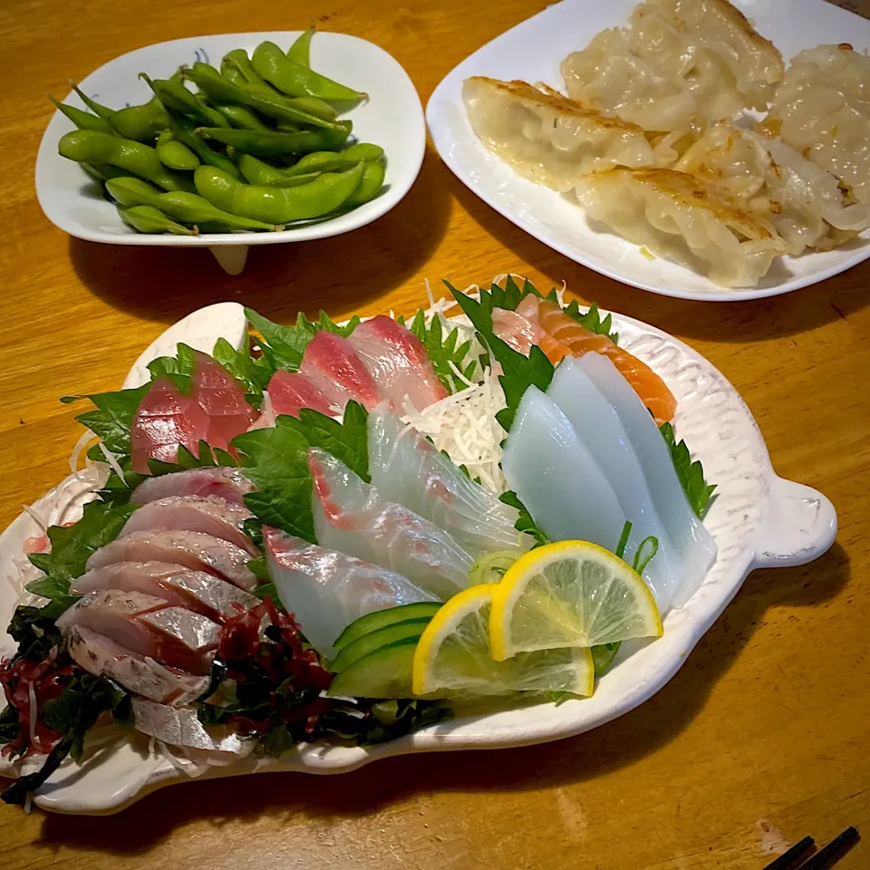 Snapdishの料理写真:刺身の盛り合わせと、焼き餃子、枝豆|もえさん