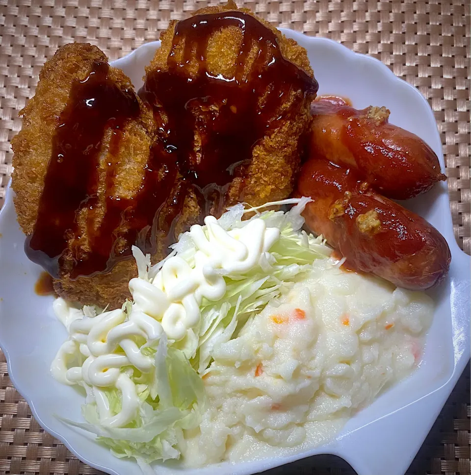 サーモンフライ牛肉コロッケウインナーポテトサラダ|すくらんぶるえっぐさん