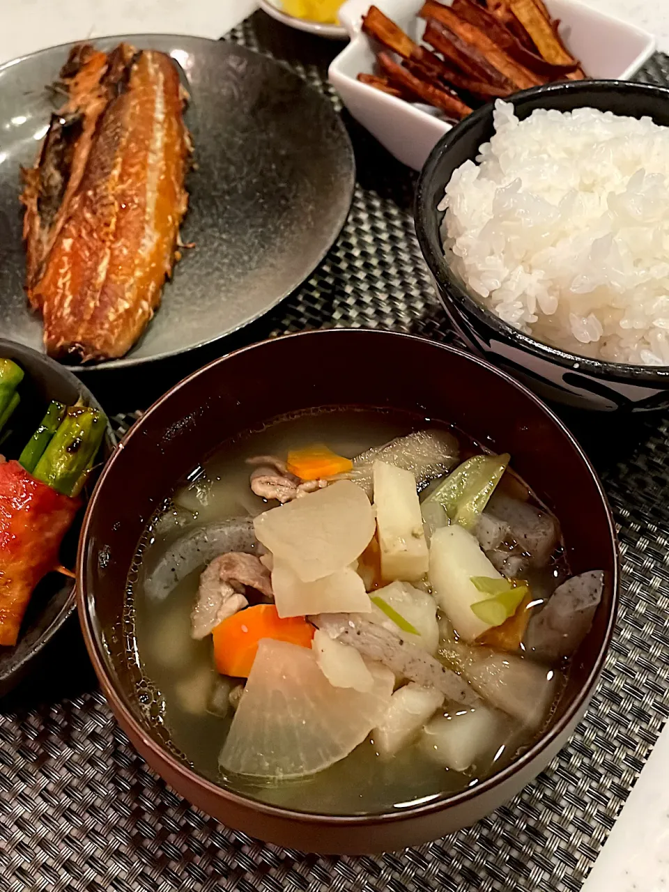 おっさんご飯🍚　ホッケ　ゴボウ唐　　🐷汁　アスパラべー|ひげおやじさん