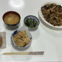 Snapdishの料理写真:作り置きと作り足し品で晩御飯☆厚揚げの生姜煮☆野菜炒め（豚バラ・えのき・野菜ミックス）☆お浸し（ほうれん草・えのき）☆みそ汁（じゃが芋・玉葱・えのき）| Saharaさん