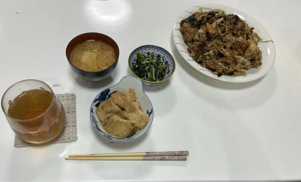 作り置きと作り足し品で晩御飯☆厚揚げの生姜煮☆野菜炒め（豚バラ・えのき・野菜ミックス）☆お浸し（ほうれん草・えのき）☆みそ汁（じゃが芋・玉葱・えのき）|Saharaさん