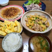 Snapdishの料理写真:冷しゃぶ・卵焼き・餃子・じゃがいもと豚肉の醤油甘煮・ご飯・味噌汁🌺|chiyukiさん