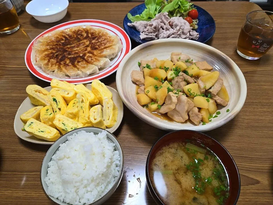 冷しゃぶ・卵焼き・餃子・じゃがいもと豚肉の醤油甘煮・ご飯・味噌汁🌺|chiyukiさん