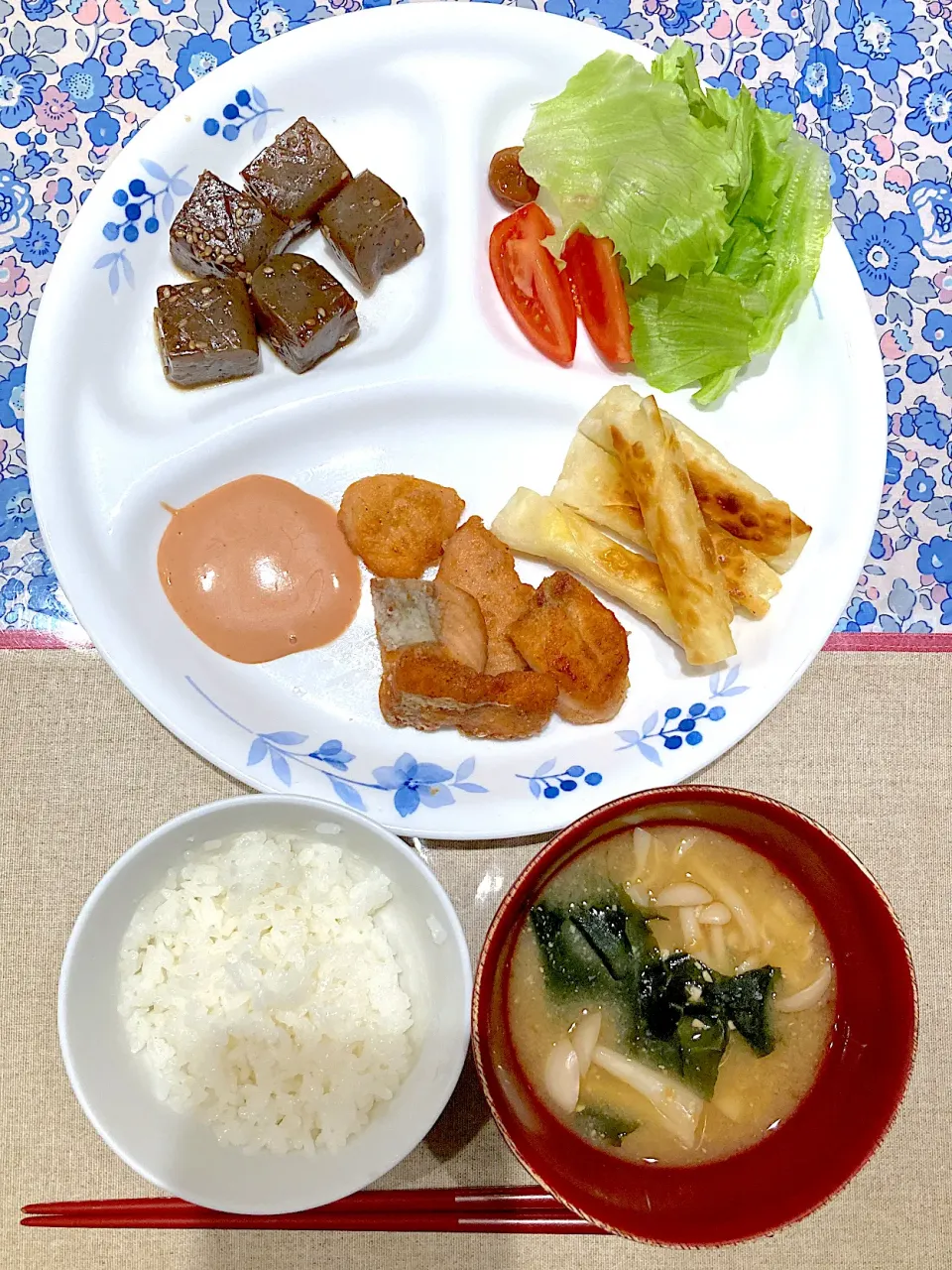 鮭のオーロラソースと蒟蒻甘辛とチーズ巻き|おしゃべり献立さん