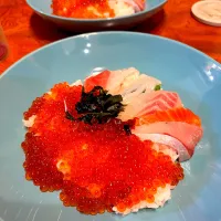 Snapdishの料理写真:いくら丼に刺身追加した😋|すかラインさん