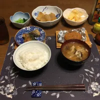 Snapdishの料理写真:ご飯、鯖の竜田揚げ、コロッケ、豚汁、大根とじゃがいもの煮物、小松菜のお浸し、麦茶、りんご(夕飯)|enarinさん