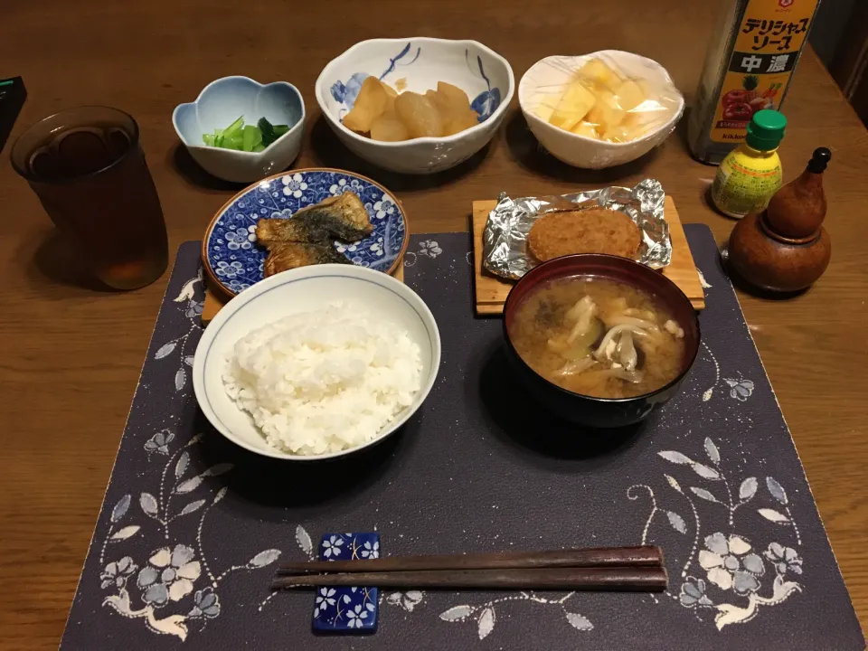 ご飯、鯖の竜田揚げ、コロッケ、豚汁、大根とじゃがいもの煮物、小松菜のお浸し、麦茶、りんご(夕飯)|enarinさん