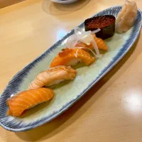 Snapdishの料理写真:サーモンざんまい寿司5貫|T. Wonderさん