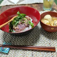 Snapdishの料理写真:鰹の梅和え丼/けんちん汁|しおりさん