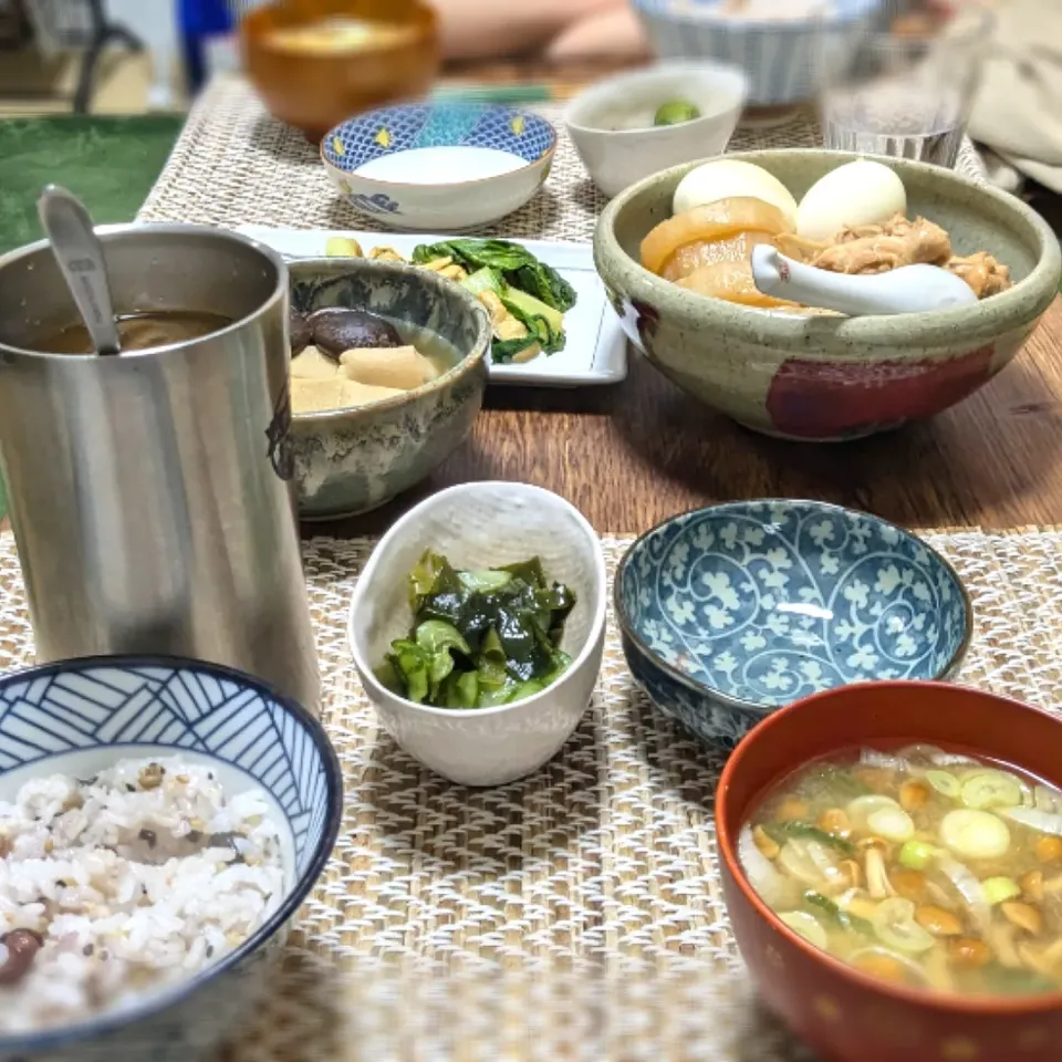 Snapdishの料理写真:手羽元と大根の煮物/きゅうりとわかめの酢の物/なめこの味噌汁/青菜の中華風炒め|しおりさん