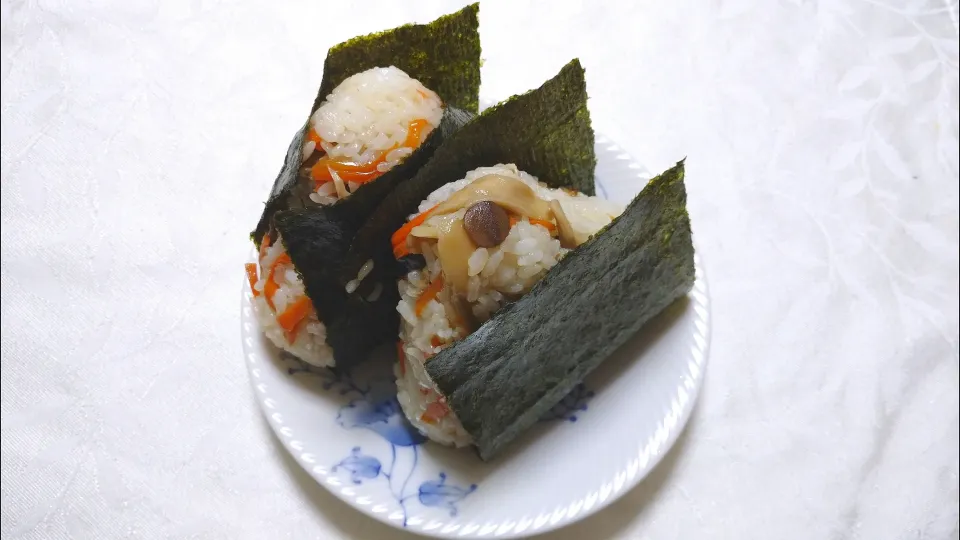 Snapdishの料理写真:11/5の夜勤弁当
きのこの混ぜご飯おにぎり🍙|卯月さん