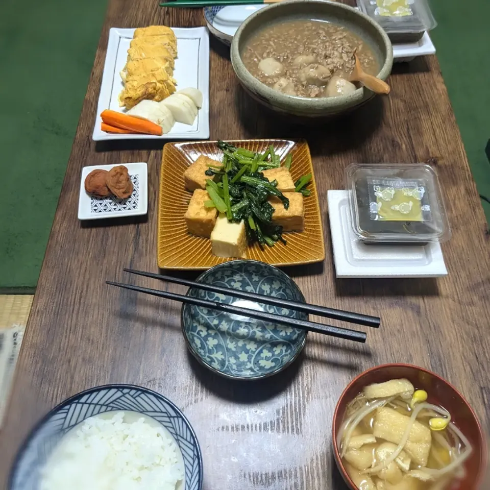 Snapdishの料理写真:里芋のそぼろ煮/厚揚げの中華風炒め/豆もやしのお味噌汁/卵焼き/ぬか漬け|しおりさん