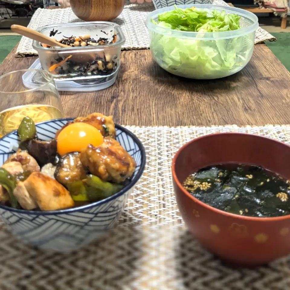 Snapdishの料理写真:焼き鳥丼/わかめスープ/ひじき/レタスサラダ|しおりさん