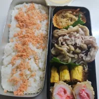 Snapdishの料理写真:☆高校生弁当☆もち麦入り鮭ごはん、切干大根、豚しゃぶポン酢、海苔卵焼き、紅生姜竹輪、南瓜プリン|ｼｮｺﾗさん