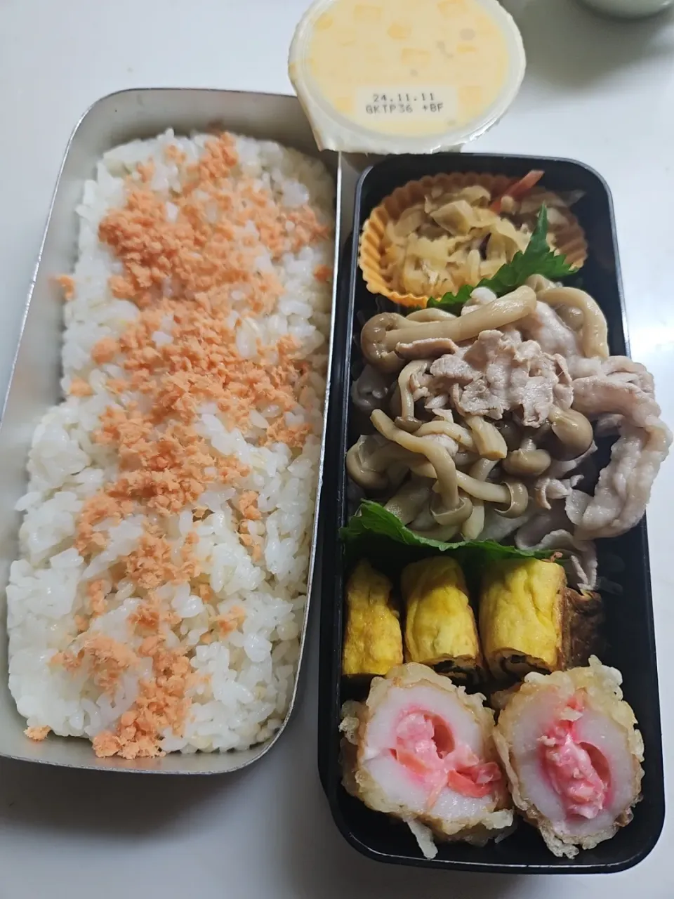 Snapdishの料理写真:☆高校生弁当☆もち麦入り鮭ごはん、切干大根、豚しゃぶポン酢、海苔卵焼き、紅生姜竹輪、南瓜プリン|ｼｮｺﾗさん