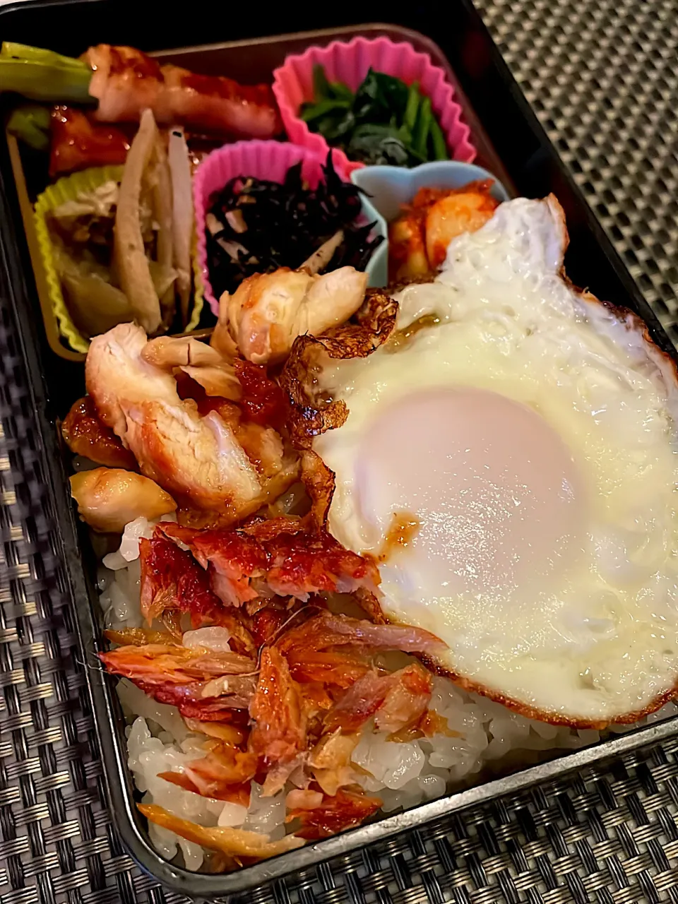 おっさん弁当　ほうれん草　🧄　ひじき　ゴボウ煮　アスパラべー　目玉焼き🍳　照り焼き🐔　ホッケ🐟|ひげおやじさん