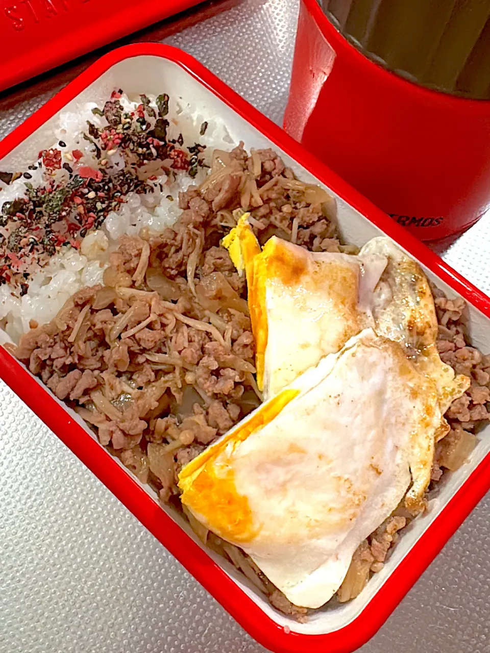 Snapdishの料理写真:えのきの甘辛そぼろ弁当|ぽんさん