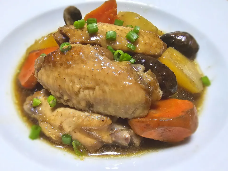 Simple lunch - braised mid joint chicken wings with potatoes,  carrots n shitake mushrooms|Chua Jeanさん