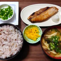 Snapdishの料理写真:今日の朝ごはん（十六穀ごはんにぶりの塩焼き、納豆、ぶなしめじのみそ汁、たくあん）|Mars＠釜飯作り研究中さん