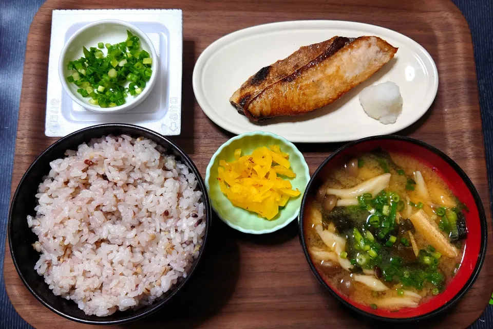 Snapdishの料理写真:今日の朝ごはん（十六穀ごはんにぶりの塩焼き、納豆、ぶなしめじのみそ汁、たくあん）|Mars＠釜飯作り研究中さん