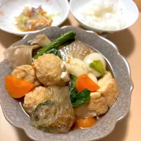 Snapdishの料理写真:2024/11/05 肉団子と小餅と厚揚げと野菜色々ごった煮、コールスローサラダ|kykyさん