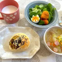 Snapdishの料理写真:朝ごはん
＊さつまいもパン
＊コンソメスープ
＊アボカドと柿のサラダ
＊牛乳|さっちんさん