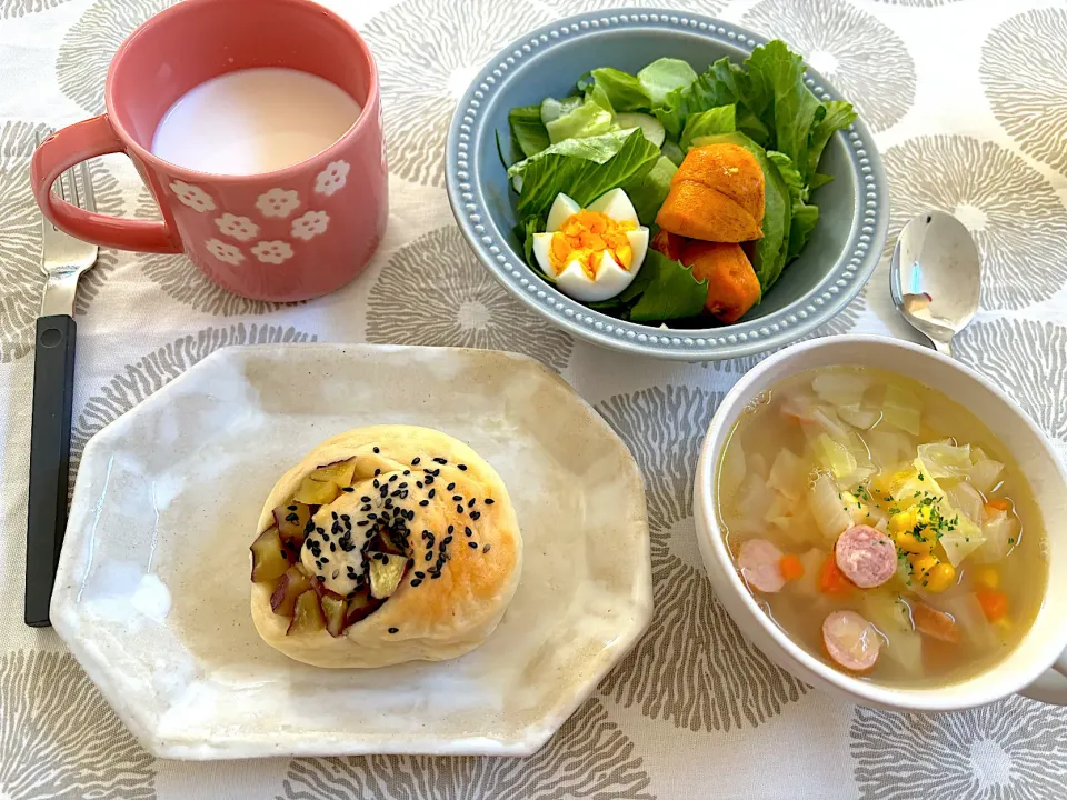 朝ごはん
＊さつまいもパン
＊コンソメスープ
＊アボカドと柿のサラダ
＊牛乳|さっちんさん