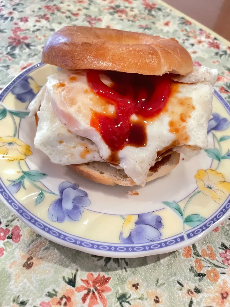 Snapdishの料理写真:目玉焼きのせベーグル🥯🍳|にゃふてんさん