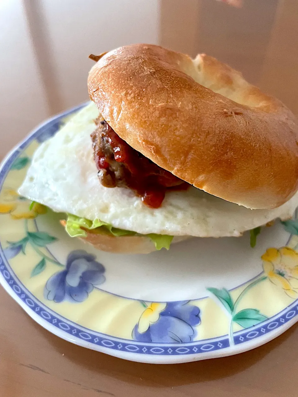 ハンバーグちょいのせベーグル🥯|にゃふてんさん