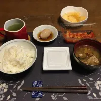 Snapdishの料理写真:ご飯、納豆、味玉、豚汁、キムチ、熱い日本茶、りんご(朝ご飯)|enarinさん