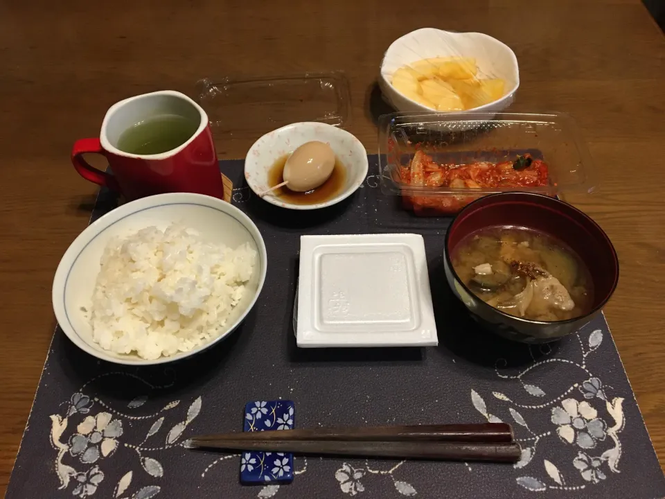 ご飯、納豆、味玉、豚汁、キムチ、熱い日本茶、りんご(朝ご飯)|enarinさん