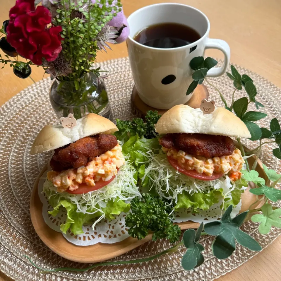 11/6❤︎若鶏の仙台味噌カツサンド🥪🌱
午後から仕事なので早めのランチに

＊ 牛乳ロールパン
＊ 若鶏の仙台味噌カツ
＊ たまごサラダ🥗
＊ フリルレタス ＊キャベツ＊トマト|Makinsさん