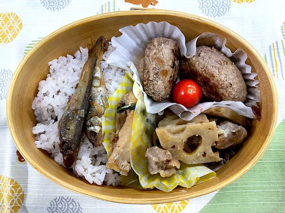 ハンバーグ、蓮根と鶏肉の旨煮、カワハギ煮付の五穀米🍱|なお🅿️さん