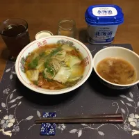 Snapdishの料理写真:肉野菜炒め餡掛けラーメン、豚汁、沢庵、バナナ＆カシスジャム入りヨーグルト(昼飯)|enarinさん