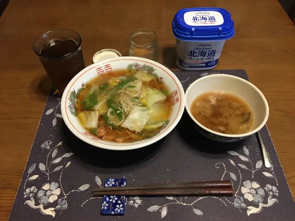 肉野菜炒め餡掛けラーメン、豚汁、沢庵、バナナ＆カシスジャム入りヨーグルト(昼飯)|enarinさん