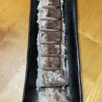 Snapdishの料理写真:ツムブリの炙り押し寿司|タマ三郎さん